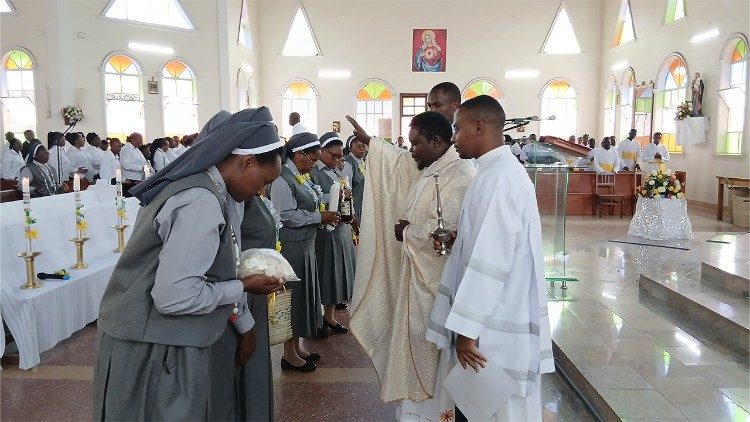 Tazama mimi hapa ninakuja kuyafanya mapenzi yako Ee Bwana