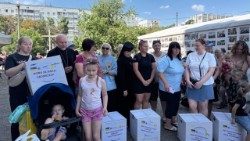 Gli aiuti distribuiti dal Dicastero per il Servizio della Carità, alla presenza del vescovo greco-cattolico Vasyl Tuchapets, esarca di Kharkiv
