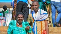 Un giovane  in compagnia di un’anziana celebra la Giornata a Kampala, in Uganda