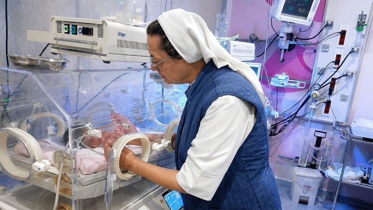 Kunjungan kepada para bayi di ruang perawatan neonatal.