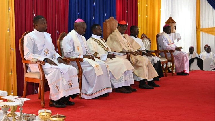 Kardinali Protase Rugambwa akiongoza Ibada ya Misa Takatifu, AMECEA