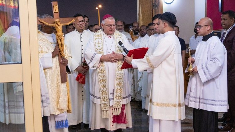 Il vicario apostolico dell'Arabia del Nord in visita alla comunità di Nostra Signora del Rosario in Qatar