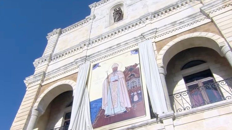 Il drappo con la raffigurazione del nuovo beato, appena scoperto durante la celebrazione