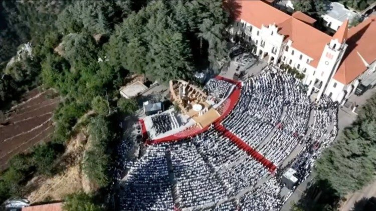 Il luogo della celebrazione, la residenza estiva patriarcale di Dimane, ripreso da un drone