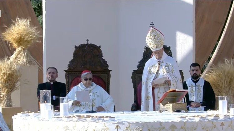 L'omelia del patriarca Bechara Boutros Ra&iuml;. A sinistra, il cardinale Marcello Semeraro