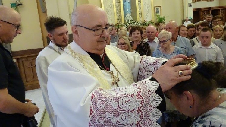 Błogosławienie koroną św. Anny (&copy; Andrzej Koroś)