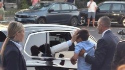 Wyjeżdżając z Castel Gandolfo Papież pozdrowił wiernych i pobłogosławił dzieci 