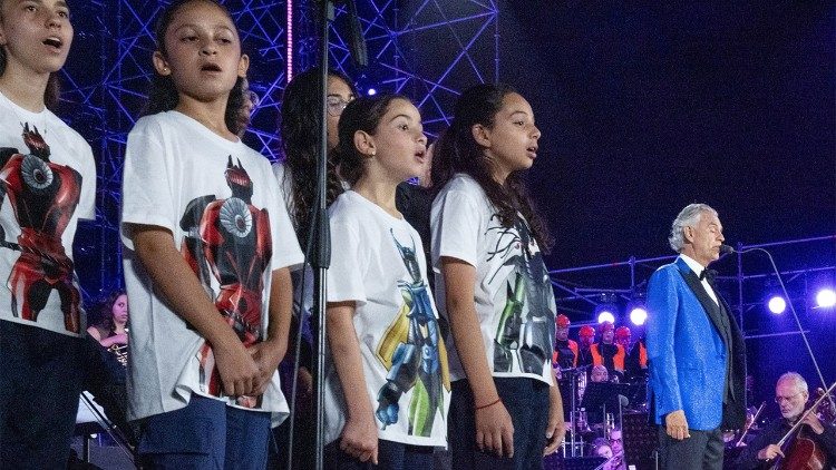 Un concerto di Andrea Bocelli e dei giovanissimi del coro ABF Voices