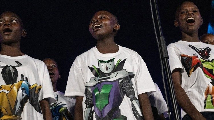 I giovani coristi del coro ABF Voices vengono da Israele, Cisgiordania, Uganda, Haiti e Italia (Rione Sanit&agrave; e Camerino)