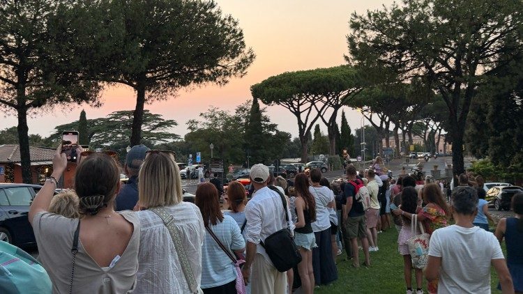 Le&oacute; p&aacute;pa &uacute;tban vissza a Vatik&aacute;nba - Castel Gandolf&oacute;ban a h&iacute;vek &uuml;dv&ouml;zlik
