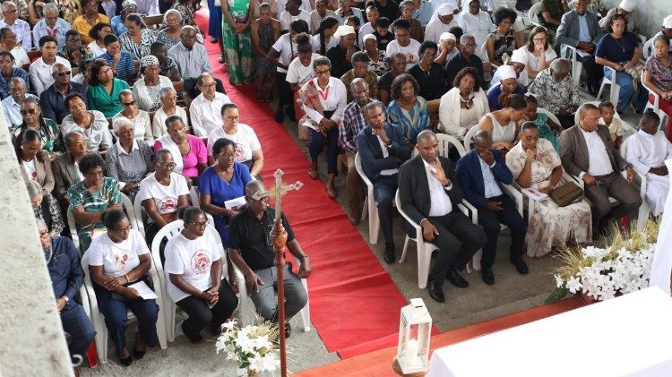 Participantes na missa de celebra&ccedil;&atilde;o do jubileu de ouro sacerdotal do Cardeal Arlindo G. Furtado