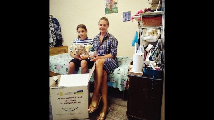 Mamma e figlia ucraine ricevono gli aiuti del Dicastero per il Servizio della Carit&agrave;