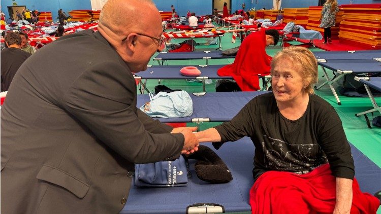 El obispo auxiliar de la di&oacute;cesis de Getafe, monse&ntilde;or Jos&eacute; Mar&iacute;a Avenda&ntilde;o, visita algunos centros