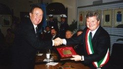 Pályi Gyula professzor az olaszországi Serramazzoniban átveszi a díszpolgári cím kitüntetést