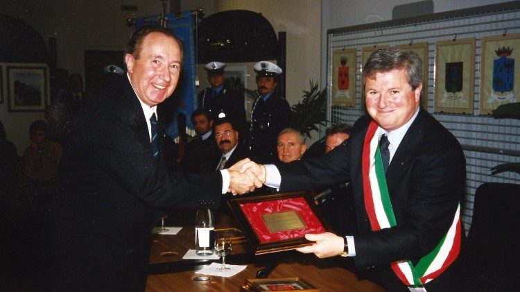 Pályi Gyula professzor az olaszországi Serramazzoniban átveszi a díszpolgári cím kitüntetést
