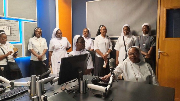 Watawa wa CPS wakiwa Studio za Radio Vatican
