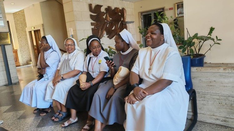 Watawa wa CPS ndani ya Jengo la Pio