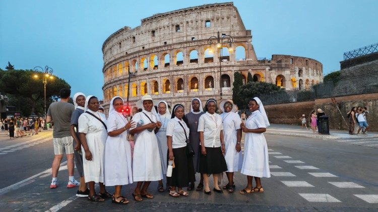 Watawa wa CPS wakiwa mbele ya Gofu la Kale la Mateso ya Wakristo Jijini Roma