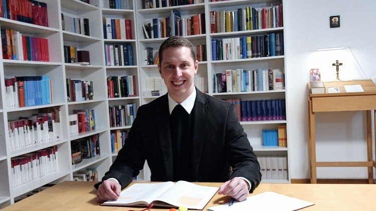 Patrick K&ouml;rbs am Schreibtisch