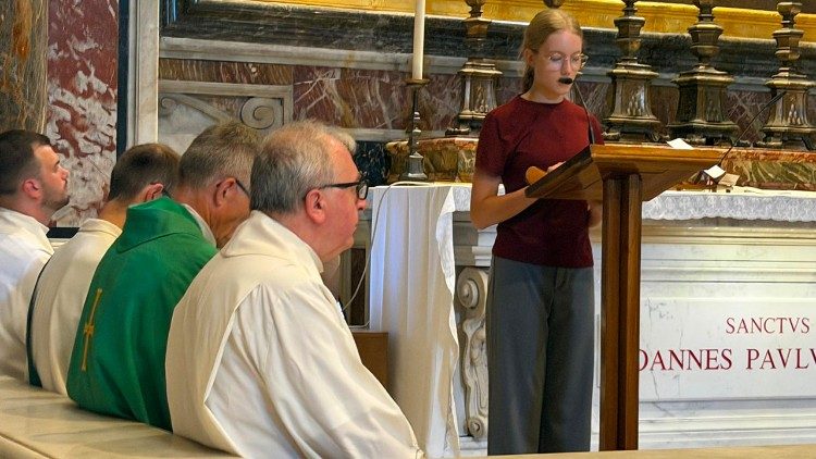 Czwartkowa Msza św. przy grobie Papieza Polaka (&copy; ks. Paweł Rytel-Andrianik)