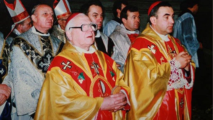 Ліворуч у червоно-золотих літургійних шатах  єпископ Рафал Керницький, OFMConv (фото з архіву францисканців) 
