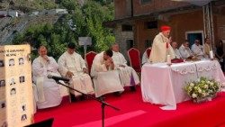 El cardenal Ernest Simoni celebra Misa en el campo de prisioneros de Spaç, en Albania.