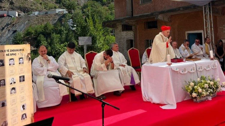 El cardenal Ernest Simoni celebra Misa en el campo de prisioneros de Spaç, en Albania.