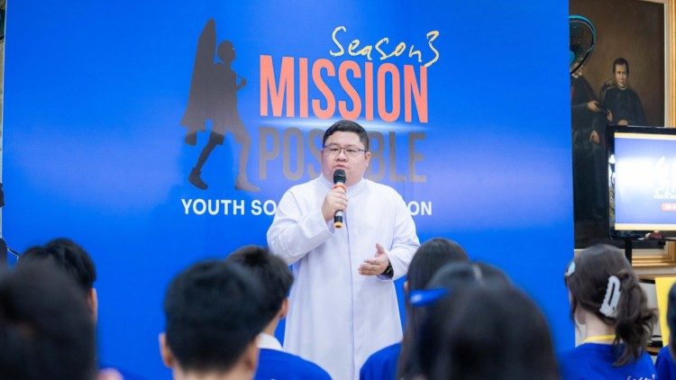 Fr. Thomas Nattawut Kitsawad, Vice Rector, Hua Hin Vitthayalai School, welcomes the participants of MISSION POSSIBLE Thailand Season 3, July 25, 2026. (Photo by Catholic Social Communications of Thailand)