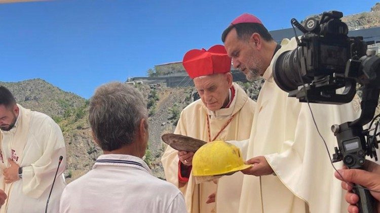 O cardeal Simoni, ao lado do bispo de Rrëshen, Gjergj Meta, mostra durante a celebra&ccedil;&atilde;o o capacete com o qual descia &agrave; mina