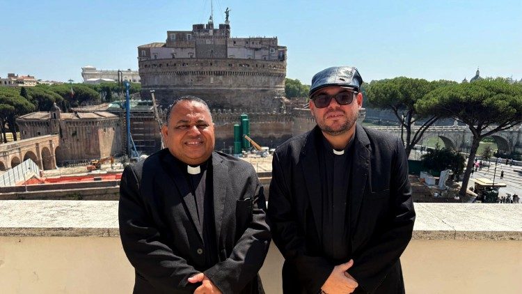 Os di&aacute;conos Renan e Rodrigo