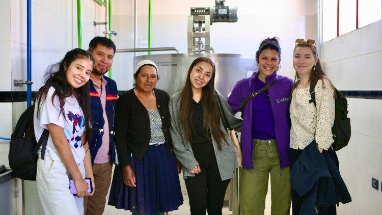 Os volunt&aacute;rios das ONGs Yachay Chhalaku e da italiana Aspem