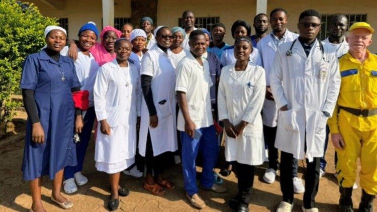Une partie du personnel du Centre m&eacute;dical catholique Sainte-Monique de Baba 1 en compagnie de quelques sœurs de la Congr&eacute;gation de la Sainte-Union – Cameroun. Cr&eacute;dit photo : Sœur Morin Achale