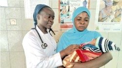 Suor Shallotte Kum assiste una madre e il suo neonato durante una visita postnatale, offrendo loro cure e sostegno con spirito di vicinanza. Foto: suor Shaline Berinyuy