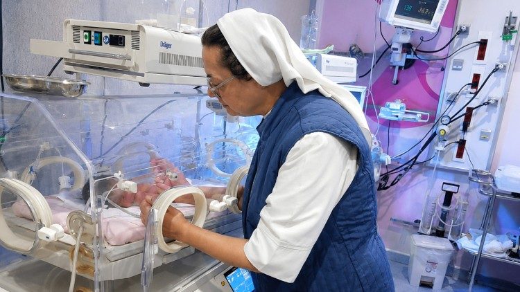 Odwiedziny najmłodszych pacjent&oacute;w na oddziale noworodkowym. Źr&oacute;dło: archiwum siostry