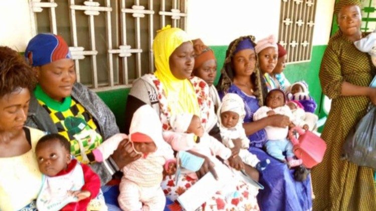 Madri con i loro bambini in attesa di essere visitati al Saint Monica Catholic Medical Center di Baba 1, in Camerun. Foto: suor Lontum Matilda, SUSC