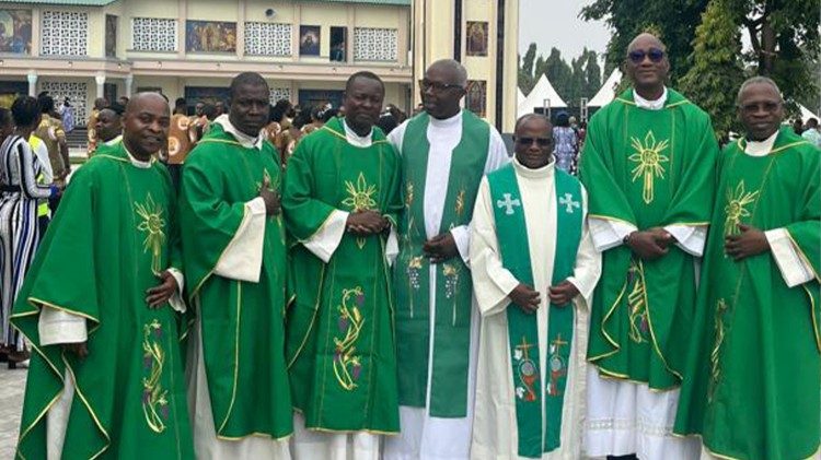 Bato ya Afrika oyo bayekolaka milulu mya losambo.