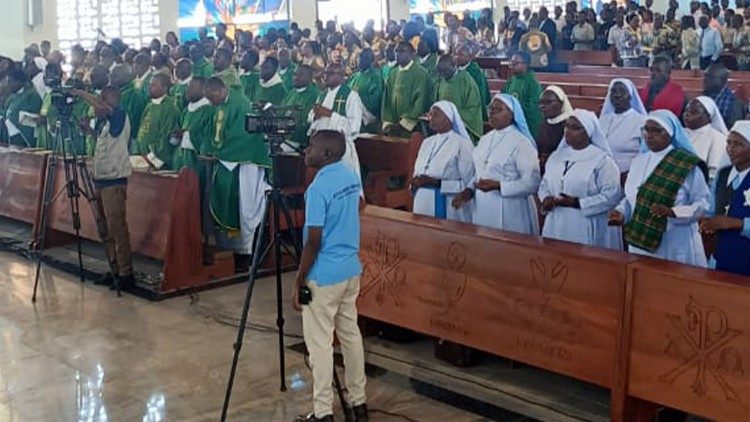Na Misa ya bofungoli liyangani monene ya bato ya Afrika oyo bayekolaka milulu mya losambo, na Dar es-Salam