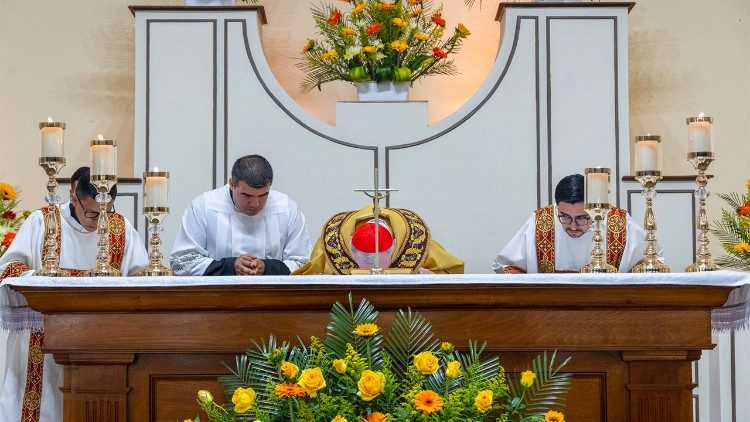 O cardeal Parolin celebra a Santa Missa no Santu&aacute;rio Arquidiocesano da Adora&ccedil;&atilde;o Perp&eacute;tua, em Mixco