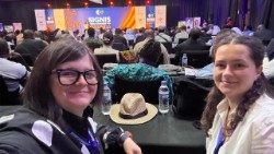 Regizoarea Adriana Răcășan (stânga), vicepreședinte al SIGNIS România, și Iustina Farcaș (dreapta) - participante la Congresul mondial SIGNIS, de la Kigali, Rwanda
