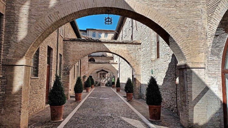 Il vicolo ad archi esterni che costeggia il convento della Basilica di Santa Maria degli Angeli. 