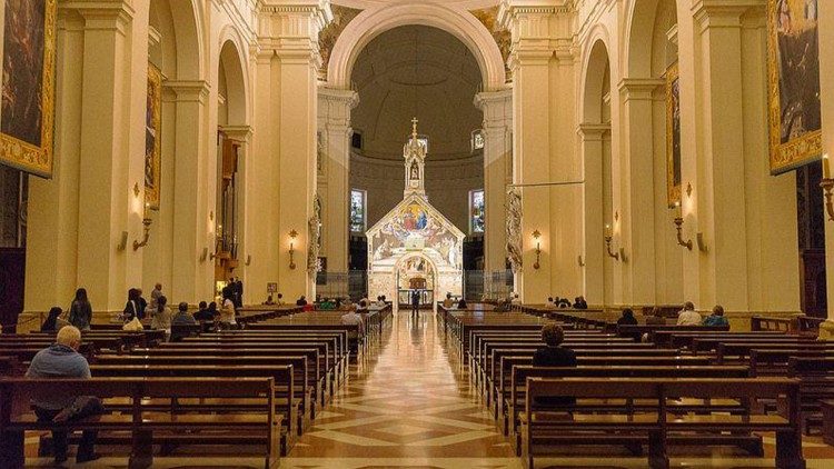 La basilica di santa Maria degli Angeli con la Porziuncola al centro e sotto la cupola. 