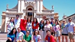 Teilnehmer des Jugendtreffens „GO! Franciscan Youth Meeting" vor der Basilika Santa Maria degli Angeli, die Papst Leo XIV. am Donnerstag besucht 