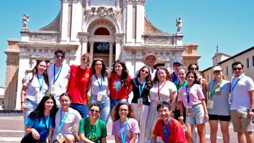 Junge Leute in Assisi zum Papstbesuch: Frieden, N&auml;chstenliebe, Hoffnung