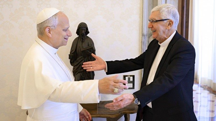 O purpurado sendo acolhido pelo Papa Le&atilde;o XIV no Vaticano