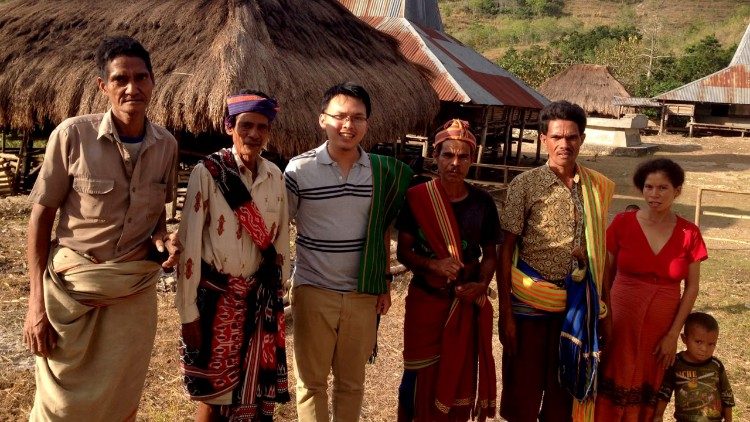 Albertus Gregory Tan con una piccola comunit&agrave; di cattolici indonesiani