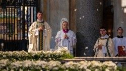 O cardeal Makrickas celebrando a missa do aniversário da dedicação da basílica papal de Santa Maria Maior