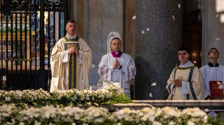 O cardeal Makrickas celebrando a missa do aniversário da dedicação da basílica papal de Santa Maria Maior