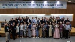 Os participantes do primeiro colóquio cristão-confucionista na Universidade Católica de Sogang, em Seul