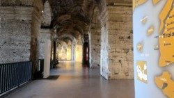 Allestimento della mostra nel Colosseo.