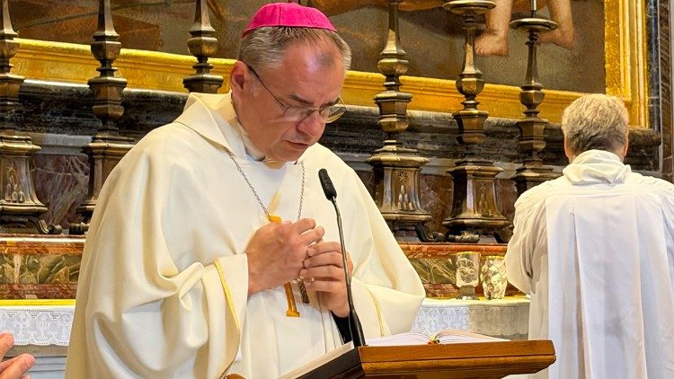 Mszę św. sprawowało ok. 30 kapłan&oacute;w. Przewodniczył bp Robert Chrząszcz